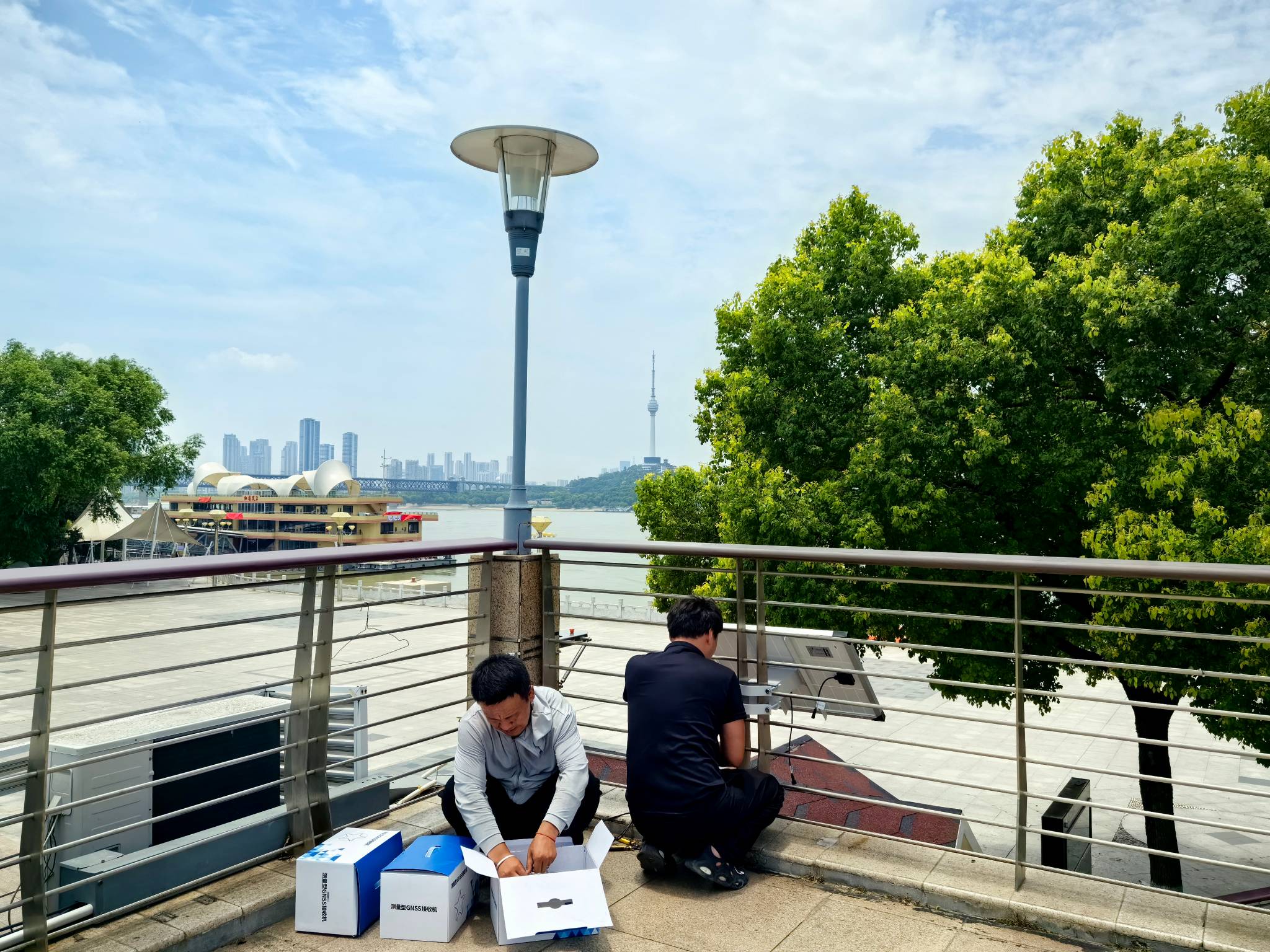 武汉江滩公园人行天桥健康监测