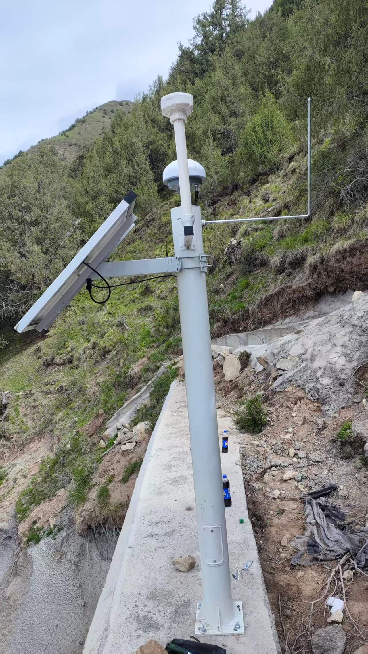 青海同赛一标龙藏山隧道口边坡